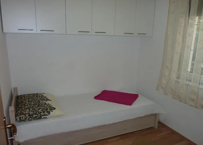 With A Parking Space - 14389 维尔